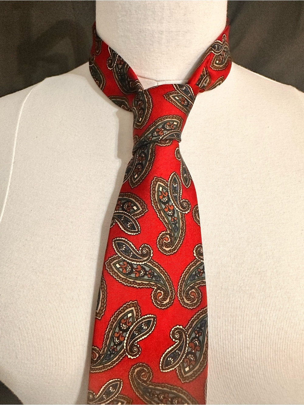 Classic Red Paisley Men's Tie - Stylish Formal Accessory